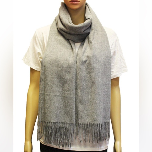 600. Soft Grey Fringe Scarf NEW Item NWT One Size - Picture 1 of 3